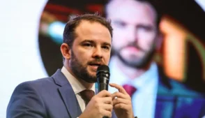 O ministro da Fazenda, Dario Durigan, afirmou que recebeu do presidente Luiz Inácio Lula da Silva (PT) a orientação de evitar que os efeitos da guerra no Irã sejam repassados aos preços no Brasil, especialmente para as famílias. Segundo ele, o governo atua para conter impactos inflacionários provocados pelo cenário externo.