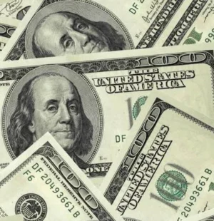O mercado de câmbio abriu a semana com instabilidade, refletindo fatores técnicos e externos. O dólar à vista oscilava na manhã desta segunda-feira, 30, e chegou a operar próximo de R$ 5,23 por volta das 9h40, após variações nos primeiros negócios.