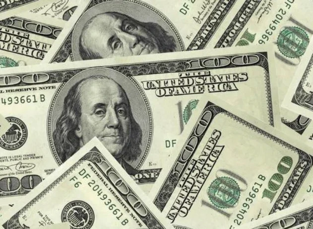O mercado de câmbio abriu a semana com instabilidade, refletindo fatores técnicos e externos. O dólar à vista oscilava na manhã desta segunda-feira, 30, e chegou a operar próximo de R$ 5,23 por volta das 9h40, após variações nos primeiros negócios.