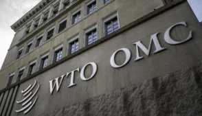 A discussão sobre tributação digital intensificou divergências na Organização Mundial do Comércio (OMC), com a moratória que veta tarifas sobre transmissões eletrônicas desde 1998 no centro das negociações, evidenciando posições distintas entre economias avançadas e emergentes.