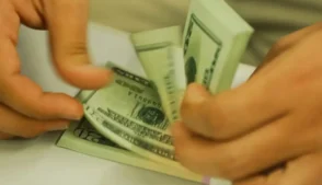 O dólar voltou a subir e os juros futuros avançaram na manhã desta terça-feira (3), embalados pelo fortalecimento da moeda americana no exterior e pela alta dos rendimentos dos títulos do Tesouro dos Estados Unidos.