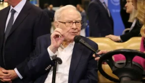 Quando Warren Buffett deixou o cargo de CEO da Berkshire Hathaway no fim de 2025, a empresa mantinha um enorme volume de caixa. A companhia reportou mais de US$ 370 bilhões (R$ 1,94 trilhão) em equivalentes de caixa no balanço de fim de ano, grande parte aplicada em títulos do Tesouro dos Estados Unidos.