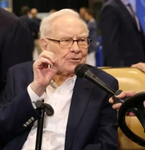 Quando Warren Buffett deixou o cargo de CEO da Berkshire Hathaway no fim de 2025, a empresa mantinha um enorme volume de caixa. A companhia reportou mais de US$ 370 bilhões (R$ 1,94 trilhão) em equivalentes de caixa no balanço de fim de ano, grande parte aplicada em títulos do Tesouro dos Estados Unidos.