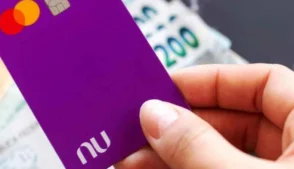 Depois de anos de tensões com os grandes bancos, o Nubank foi aprovado para integrar a Federação Brasileira de Bancos (Febraban). A decisão ocorreu por unanimidade na primeira reunião ordinária da entidade em 2026, realizada nesta segunda-feira (16). A proposta de inclusão foi apresentada pelo conselheiro Milton Maluhy Filho, presidente do Itaú Unibanco.