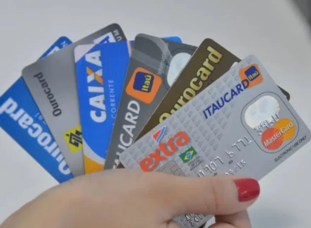 A cada minuto, os brasileiros fizeram, em média, pouco mais de 40 mil transações por cartão de crédito no ano passado, segundo dados da Associação Brasileira das Empresas de Cartões de Crédito e Serviços (Abecs).