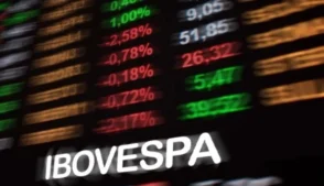 Mais de 30 empresas deixaram a Ibovespa nos últimos dois anos, mesmo com a Bolsa registrando recordes consecutivos, movimento que reflete mudanças no perfil do mercado brasileiro.