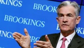 Um juiz federal dos Estados Unidos bloqueou intimações enviadas ao Federal Reserve como parte de uma investigação criminal contra o presidente do banco central americano, Jerome Powell, conduzida por promotores do escritório da procuradora federal de Washington, D.C., Jeanine Pirro, segundo documentos judiciais divulgados nesta sexta-feira (13).