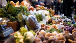 A guerra no Irã pode provocar alta global nos preços dos alimentos, à medida que o conflito interrompe embarques de fertilizantes por uma das rotas comerciais mais importantes do mundo, afetando diretamente a cadeia de suprimentos agrícola internacional.