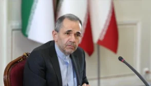 O Irã permitiu que navios de alguns países cruzassem o Estreito de Ormuz, afirmou nesta quinta-feira (12) o vice-ministro das Relações Exteriores, Mayid Tajt Ravanchi, acrescentando que a via marítima permaneceu efetivamente fechada durante a guerra com os Estados Unidos e Israel.