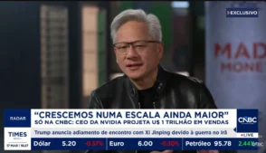 O CEO da Nvidia, Jensen Huang, afirmou que a empresa projeta alcançar cerca de US$ 1 trilhão (R$ 5,20 trilhões) em faturamento relacionado à infraestrutura de inteligência artificial até 2027, com base na demanda pelos chips Blackwell e Rubin.