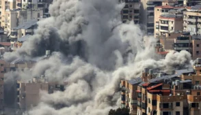 Mais de 100 iranianos, incluindo diplomatas, foram evacuados de Beirute durante a noite em um avião russo, disse um funcionário libanês à AFP neste domingo (8).