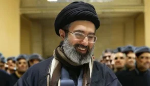 Os Estados Unidos ofereceram recompensa de US$ 10 milhões (R$ 52,9 milhões) por informações sobre o novo líder supremo do Irã, Mojtaba Khamenei, além de outros altos dirigentes iranianos, anunciou nesta sexta-feira (13) o Departamento de Estado americano.
