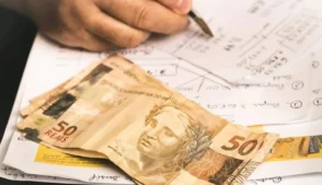 O número de brasileiros inadimplentes atingiu 81,7 milhões em fevereiro de 2026, o maior patamar já registrado, segundo dados da Serasa Experian, que aponta uma sequência de recordes desde janeiro de 2025.