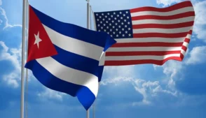 Cuba confirmou nesta sexta-feira (13) que mantém conversas com os Estados Unidos, ao mesmo tempo em que iniciou a libertação de presos políticos, como parte de um acordo mediado pelo Vaticano, histórico interlocutor entre os dois países.