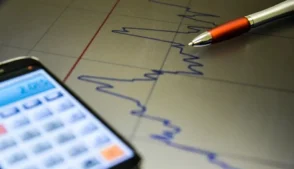 A Fitch Ratings manteve a estimativa de que o Produto Interno Bruto (PIB) real do Brasil deve crescer 1,9% em 2026, moderando em relação aos 2,3% em 2025 e 3,4% em 2024, devido ao efeito defasado da política monetária restritiva, que deve continuar afetando consumo e investimento.