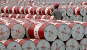 Os danos a instalações energéticas no Golfo reduziram significativamente a oferta global, com uma queda estimada de 11 milhões de barris de petróleo por dia, segundo afirmou nesta quarta-feira (25) o ministro das Finanças da França, Roland Lescure.