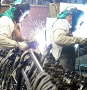 O crescimento de 2,3% do Produto Interno Bruto (PIB) em 2025, divulgado pelo IBGE, confirmou a desaceleração frente aos 3,4% de 2024, mas manteve o país no quinto ano consecutivo de expansão, com a economia alcançando R$ 12,7 trilhões em valores correntes.