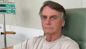O ex-presidente Jair Messias Bolsonaro permanece internado na Unidade de Terapia Intensiva (UTI) do hospital DF Star, em Brasília, após apresentar quadro de febre alta, queda na saturação de oxigênio, sudorese e calafrios, segundo nota divulgada pela unidade hospitalar nesta sexta-feira (13).