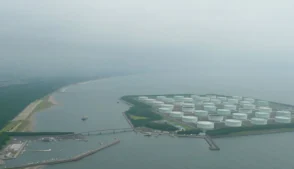 O presidente dos Estados Unidos, Donald Trump, decidirá se o país participará da liberação histórica de reservas de petróleo coordenada pela Agência Internacional de Energia (AIE) para enfrentar a interrupção no fornecimento causada pela guerra envolvendo o Irã.