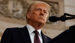 O presidente dos Estados Unidos, Donald Trump, afirmou nesta segunda-feira (16) que ainda enfrenta resistência de alguns aliados para formar uma coalizão naval destinada a escoltar petroleiros no Estreito de Ormuz, uma das principais rotas globais de transporte de petróleo.