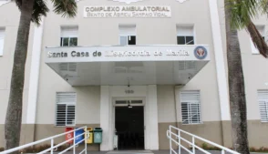 As Santas Casas e hospitais filantrópicos seguem como base do atendimento público de saúde em São Paulo, concentrando a maior parte dos serviços prestados pelo SUS. Segundo Edson Rogatti, diretor-presidente da Federação das Santas Casas e Hospitais Beneficentes do Estado de São Paulo (Fehosp), o peso dessas instituições é ainda maior fora dos grandes centros.