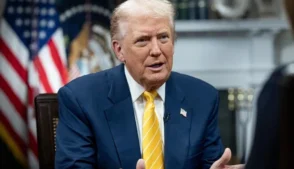 O presidente dos Estados Unidos, Donald Trump, afirmou nesta segunda-feira (23) que há uma “chance muito boa” de acordo com o Irã, destacando que um eventual entendimento poderá provocar uma forte queda nos preços do petróleo. Segundo ele, “o preço do petróleo cairá como uma pedra assim que um acordo for feito”, em meio ao impacto recente das negociações sobre os mercados globais.