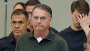 O ex-presidente Jair Messias Bolsonaro permanece internado no hospital DF Star, em Brasília, em tratamento de uma pneumonia bacteriana bilateral, decorrente de um episódio de broncoaspiração, segundo nota oficial divulgada nesta quarta-feira (25).