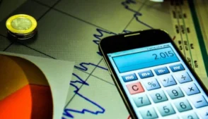 A escalada dos preços do petróleo, impulsionada pela tensão no Oriente Médio, tem efeitos ambíguos para a economia brasileira, ao mesmo tempo em que eleva receitas externas e pressiona a inflação, afirmou o economista Adriano Pires, sócio fundador do Centro Brasileiro de Infraestrutura (CBIE).