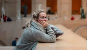 O mercado de trabalho já opera em estado de congelamento, com baixa contratação e pouca rotatividade, e pode sofrer um novo impacto com a guerra no Irã, segundo economistas.