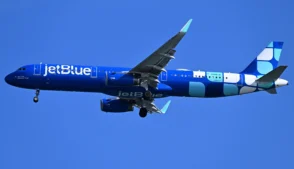A JetBlue Airways anunciou aumento nas tarifas de bagagem despachada, com reajustes a partir de US$ 4 (R$ 20,92), em meio à alta dos preços do combustível de aviação, impulsionada pela guerra envolvendo Irã, Estados Unidos e Israel.