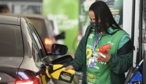 Entidades que representam o setor de combustíveis divulgaram uma nota conjunta em que afirmam acompanhar com atenção os efeitos da guerra no Oriente Médio sobre o mercado internacional de petróleo e destacam os impactos dessa volatilidade na formação dos preços no Brasil, especialmente do diesel.