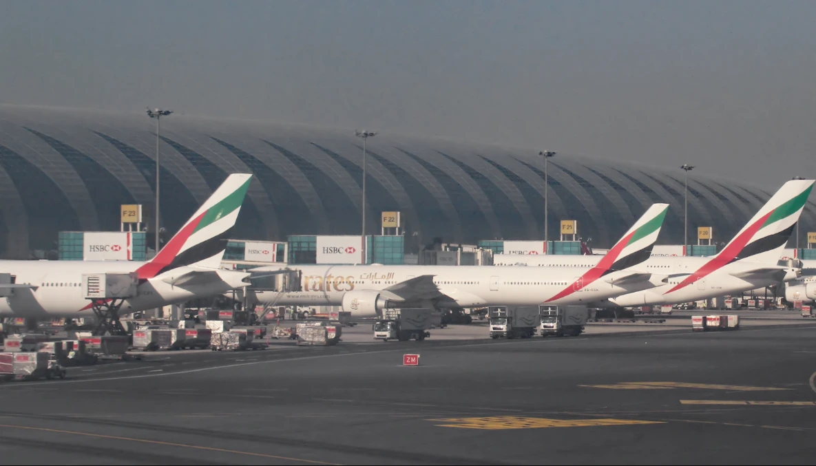 Ataque do Irã fecha temporariamente aeroporto de Dubai e espalha tensão militar pelo Golfo