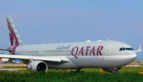 As companhias aéreas Qatar Airways e Emirates, duas das maiores do Oriente Médio, anunciaram neste sábado (7) a retomada parcial de operações na região, com foco em voos de repatriação, mesmo diante da escalada do conflito entre Estados Unidos e Irã.