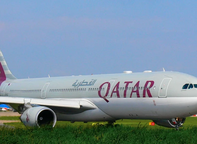 As companhias aéreas Qatar Airways e Emirates, duas das maiores do Oriente Médio, anunciaram neste sábado (7) a retomada parcial de operações na região, com foco em voos de repatriação, mesmo diante da escalada do conflito entre Estados Unidos e Irã.