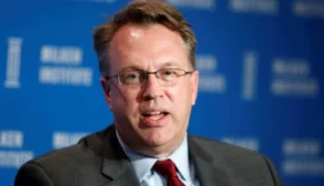 O presidente do Federal Reserve (Fed) de Nova York, John Williams, alertou nesta terça-feira (3) que o conflito no Oriente Médio pode ter reflexos diretos sobre a economia americana, principalmente por meio da alta do preço do petróleo, com impacto potencial na inflação dos Estados Unidos no curto prazo.