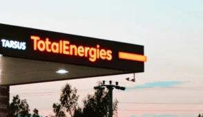 A guerra envolvendo o Irã já começa a impactar diretamente a indústria global de energia, com efeitos que vão além do petróleo bruto e atingem com força os derivados, segundo o CEO da TotalEnergies, Patrick Pouyanné.