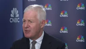 A guerra no Oriente Médio pode desencadear a pior crise industrial da história, segundo alertou nesta quarta-feira (25) o secretário-geral da Câmara de Comércio Internacional, John Denton. Para ele, o cenário vai além da alta de custos e já compromete a produção global.