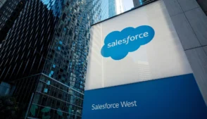 A Salesforce anunciou nesta semana que iniciou os primeiros passos de seu plano de recompra acelerada de ações de US$ 25 bilhões (R$ 131,5 bilhões), parte de uma autorização maior de US$ 50 bilhões (R$ 263 bilhões) aprovada em fevereiro. A decisão de emitir dívida para financiar a recompra chama atenção e levanta questionamentos no mercado.