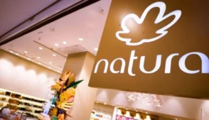 A Natura encerrou o quarto trimestre de 2025 com retorno ao lucro nas operações continuadas, impulsionada por ganhos de eficiência e redução de custos, mesmo em um cenário de queda nas vendas. A companhia registrou lucro líquido de R$ 186 milhões, revertendo o prejuízo de R$ 227 milhões observado no mesmo período do ano anterior.