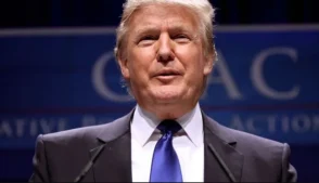 O presidente dos Estados Unidos, Donald Trump, afirmou em publicação na sua rede social Truth, nesta sexta-feira (13) que forças militares americanas realizaram um grande ataque aéreo contra alvos militares no Irã, descrevendo a operação como “um dos bombardeios mais poderosos da história do Oriente Médio”.