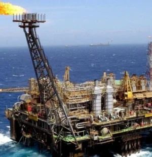 A guerra no Oriente Médio provocou uma paralisação generalizada da indústria petrolífera no Golfo, após ataques a infraestruturas energéticas e um bloqueio nas exportações de petróleo.