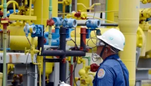 O conflito envolvendo Irã, Estados Unidos e Israel vem ampliando a volatilidade nos mercados globais de energia, fertilizantes e transporte marítimo, gerando incertezas para cadeias produtivas ligadas à indústria química mundial. No Brasil, porém, não há evidências de risco imediato de desabastecimento de produtos químicos, segundo avaliação da Associação Brasileira da Indústria Química (Abiquim).