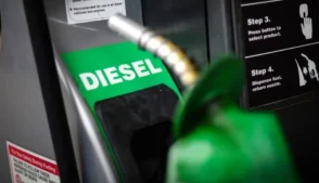 A escalada das tensões no Oriente Médio impulsionou o preço do petróleo para acima de US$ 100 (R$ 526) por barril, o que acabou paralisando o mercado de diesel importado no Brasil.