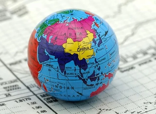 A sinalização de inflação mais persistente nos Estados Unidos e o aumento das incertezas globais tendem a reduzir o espaço para cortes de juros e pressionar os mercados, avalia o estrategista-chefe da Avenue, Will Castro Alves. A leitura ocorre após o Federal Reserve (Fed) manter os juros inalterados nesta quarta-feira (18), decisão já amplamente esperada.