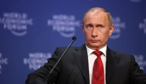 O presidente da Rússia, Vladimir Putin, sugeriu nesta quarta-feira (4) que o país pode interromper o fornecimento de gás aos mercados europeus imediatamente e redirecionar as exportações para “mercados mais promissores”, em meio ao aumento das tensões energéticas entre Moscou e a União Europeia.
