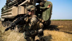 Os Estados Unidos enviarão cerca de 2.500 fuzileiros navais ao Oriente Médio, além de pelo menos um novo navio militar, para reforçar as operações no conflito contra o Irã, segundo um oficial americano ouvido sob condição de anonimato pela agência Associated Press (AP) nesta sexta-feira (13).