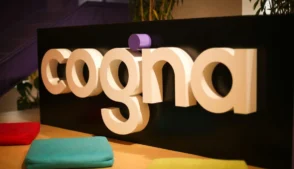 A Cogna reportou lucro líquido ajustado de R$ 220,0 milhões no quarto trimestre de 2025, o que representa queda de 76,2% em relação ao mesmo período do ano anterior.