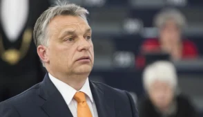A escalada dos preços globais do petróleo, impulsionada pela guerra envolvendo o Irã, levou o governo da Hungria a intervir diretamente no mercado de combustíveis. Nesta segunda-feira (9), o primeiro-ministro Viktor Orbán anunciou a criação de um teto para gasolina e diesel, que passa a valer à meia-noite no horário local.