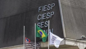 A decisão do Comitê de Política Monetária (Copom) de reduzir a taxa Selic em 0,25 ponto percentual nesta quarta-feira (18) foi alvo de críticas de entidades industriais, que consideraram a medida aquém do necessário para impulsionar a economia.