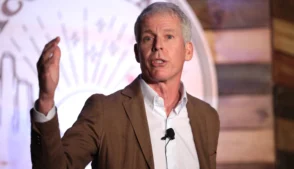 Uma publicação do secretário de Energia dos Estados Unidos, Chris Wright, afirmando que a Marinha americana escoltou um petroleiro pelo Estreito de Ormuz, foi apagada pouco depois de ser publicada nas redes sociais nesta quarta-feira (10), em meio às operações militares dos EUA contra o Irã.